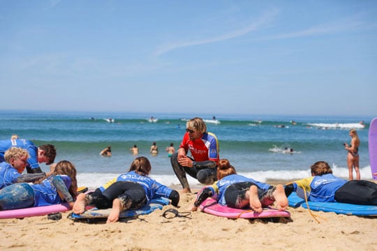 Surfkurs des Juniorsurfcamps direkt am Strand von Moliets