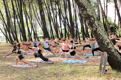 Yogaunterricht im Surfcamp von Moliets in Frankreich