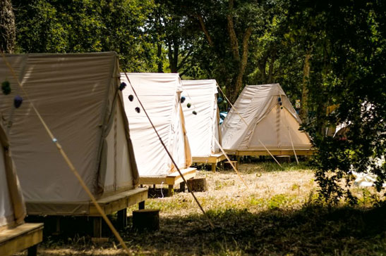 Zelte im Surfcamp Moliets in einer ruhigen Umgebung