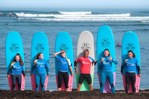 Gruppenfoto am Strand vor dem Surfkurs