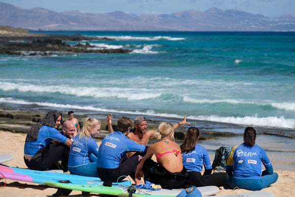 Surfkurs am Strand von Fuerteventura mit perfekten Wellen