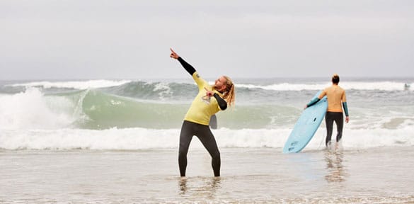 Die Surflehrer von Portugal haben Spass beim Surfunterricht