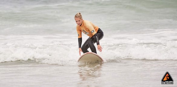 Portugals Surfschüler beim Wellenreiten im Weisswasser