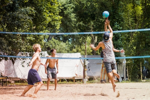 Aktivitäten wie Volleyball im Surfcamp Moliets steht an der Tagesordnung