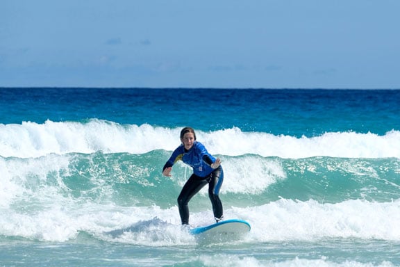 Learn surfing at the surf school in France