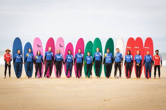 Ein Gruppenphoto nach dem Surfunterricht in Frankreich
