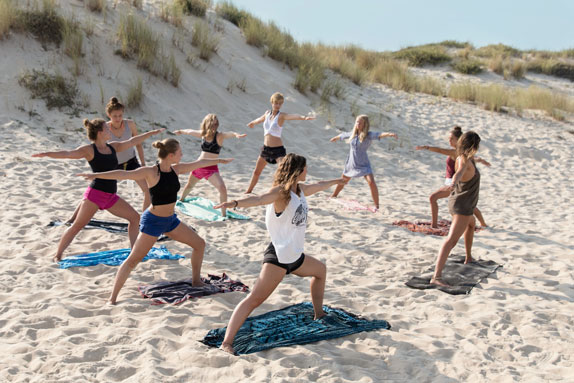 The yoga class on the beach of the Le Pin Sec surf school is included in the price