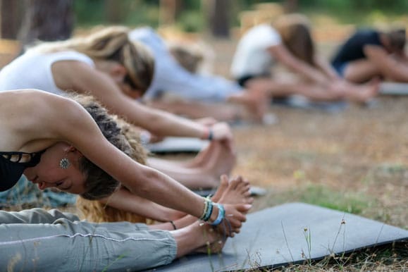 Ausreichend Yoga im Surfcamp von Vieux Boucau les Bains hilft bei Verspannungen