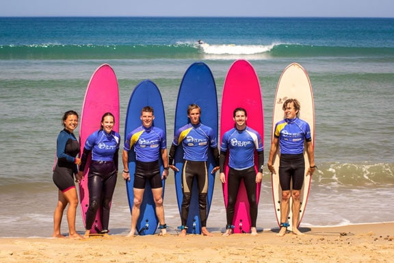 A group photo after the surf lessons at the surf camp Vieux Boucau must not be missing
