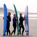 Glückliche Surfschüler am Strand von San Vicente in Spanien