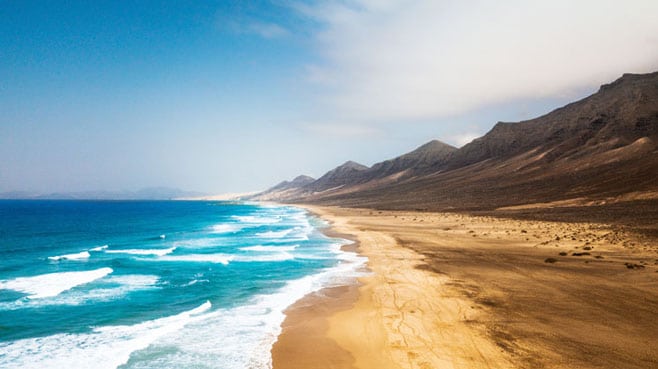 Surfing Fuerteventura is also possible in the south in Cofete