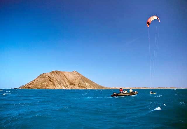 Ein Fuerteventura Kitesurf Kurs für Fortgeschrittene direkt im Wasser