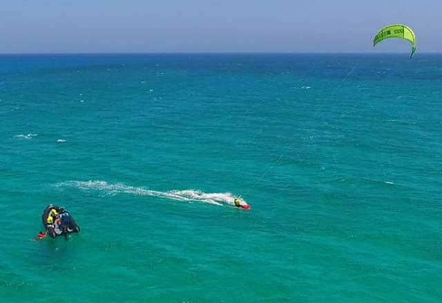 Kitesurfen Fuerteventura findet mit dem Boot am offenen Meer statt