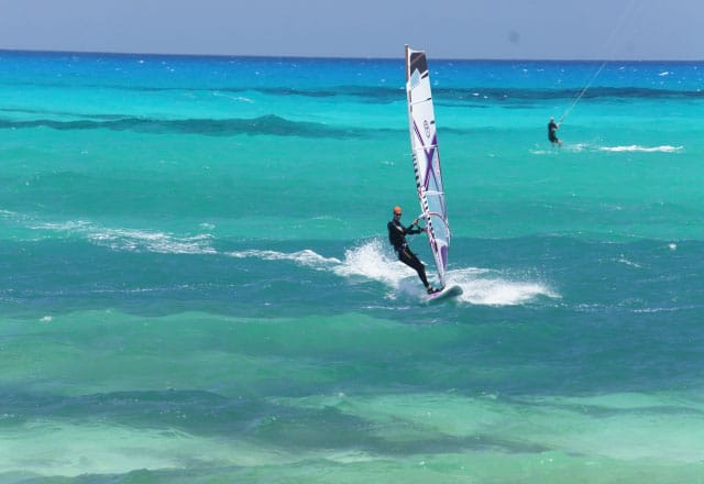 Windsurfen Fuerteventura Fortgeschrittene mit besten Windbedingungen das ganze Jahr über