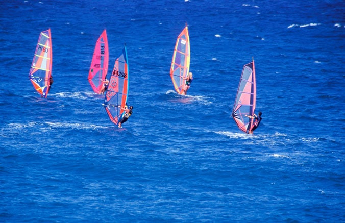 Windsurf-Schüler beim Windsurfen lernen