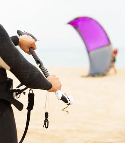 With the kitesurf bar you steer the kite while you learn kitesurfing