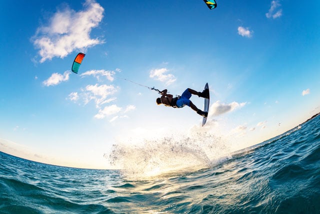 Learn kitesurfing in a selected surf school or kitesurf school