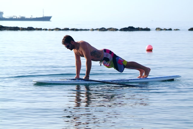 Beim Stand Up Paddle lernen trainiert man den ganzen Körper