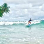 Surfschülerin beim surfen in Sri Lanka