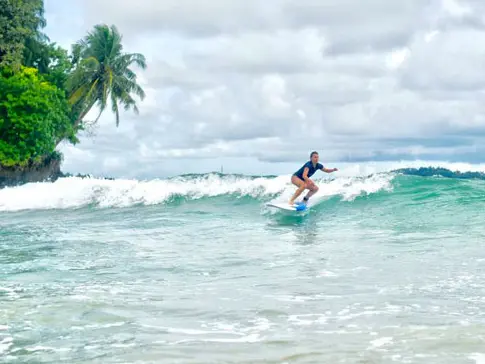 Surfschülerin beim surfen in Sri Lanka