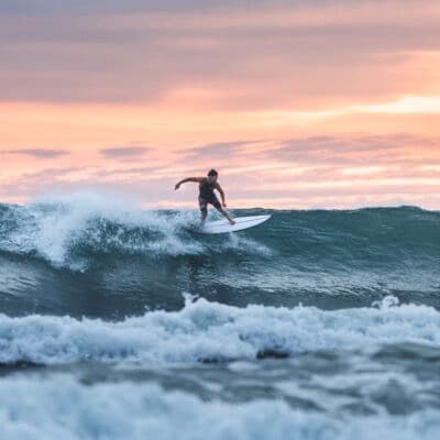 Surfen in Costa Rica unter besten Wellenbedingungen