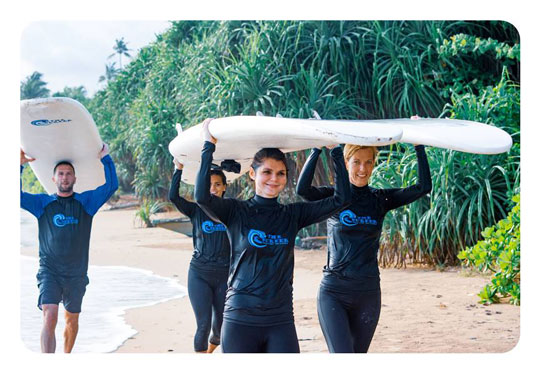 Surfschüler in Sri Lanka auf dem Weg zum Surfspot