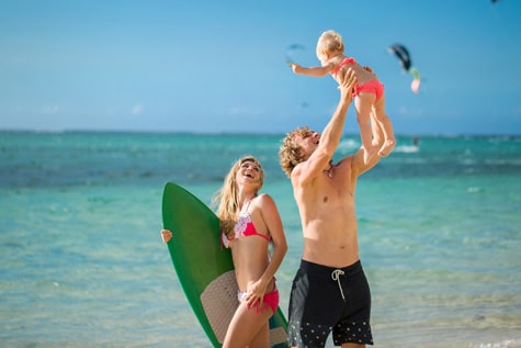 Mit der Familie in den Surfurlaub. Von Wellenreiten, Kitesurfen, Windsurfen oder Wing Foiling ist alles möglich