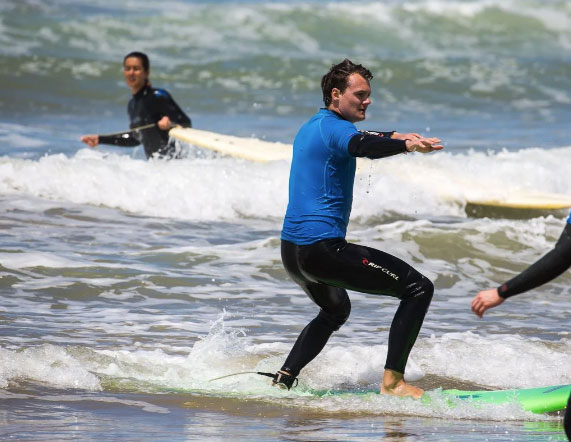 Ein Surfschüler beim Surfen lernen in Marokko