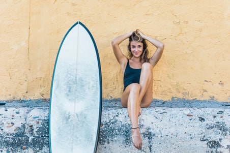 Fly alone on a surf holiday and meet people in a surf hostel