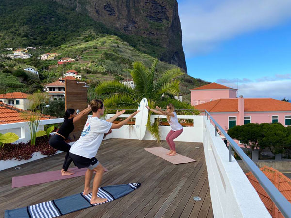 Yoga auf der Terrasse vom Madeira Surfcamp