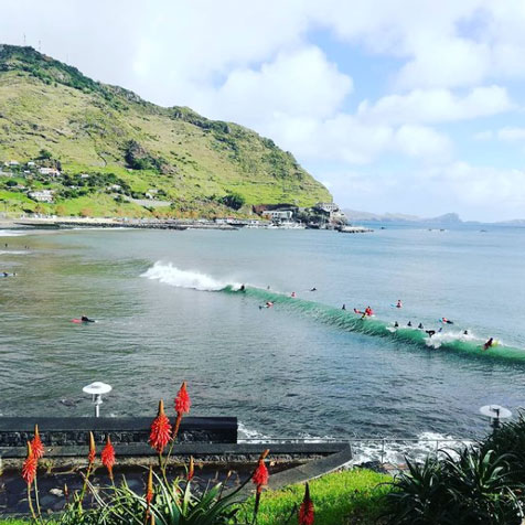 Am atemberaubenden Strand findet der Madeira Surfkurs statt