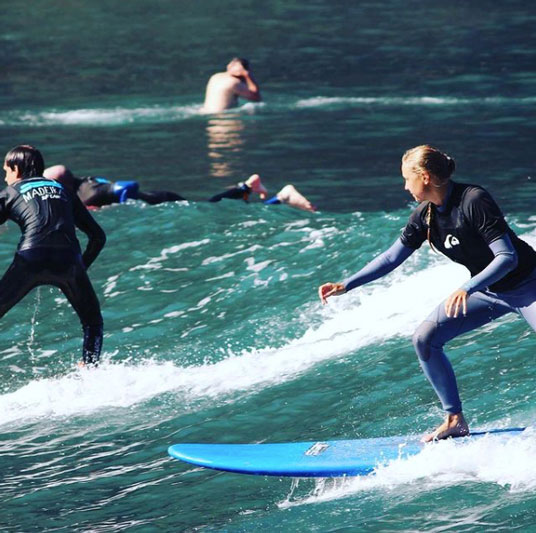 Surfschüler in Madeira beim Wellenreiten