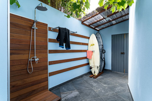 The outdoor shower of the Madeira Surf Camp
