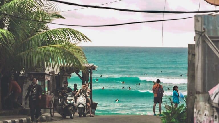 In den Surfcamps Bali lernt man unter besten Vorraussetzungen das Wellenreiten.